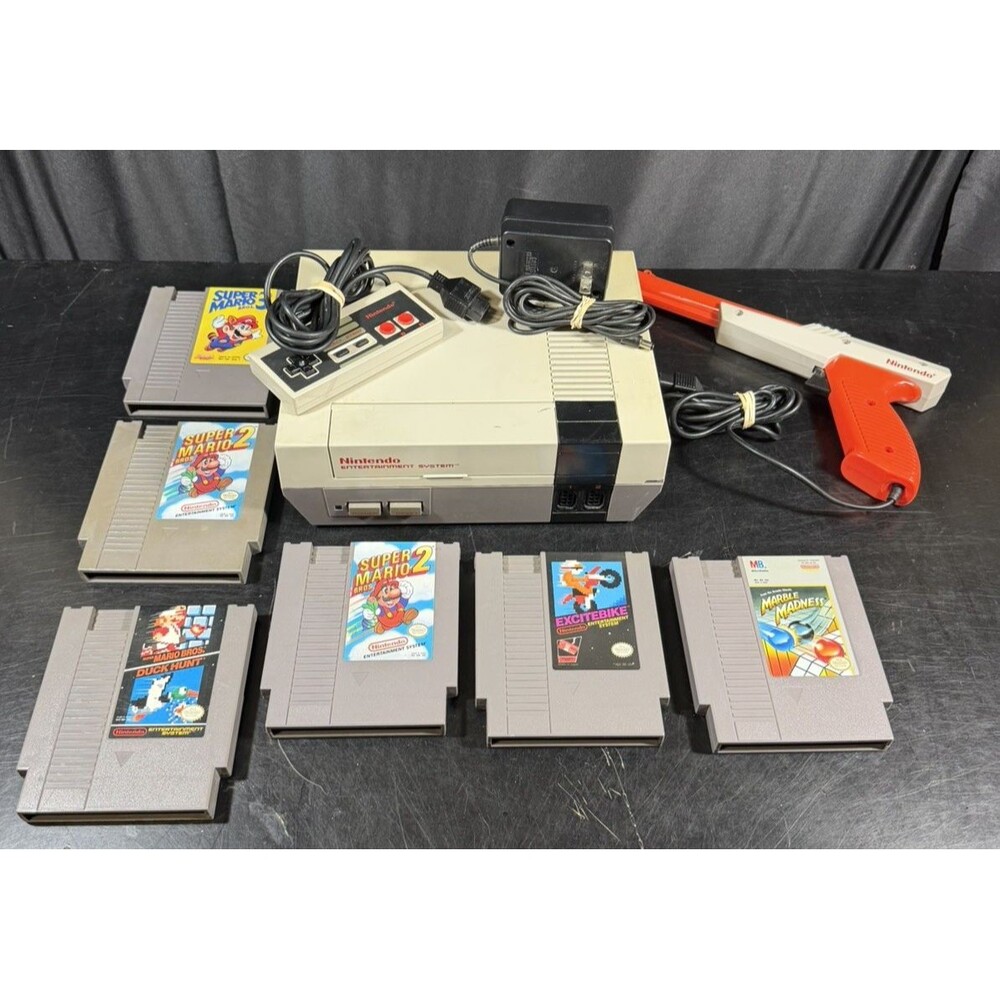 Nintendo Entertainment System NES-001 Console 1985 w/ 6 Games, Controller & Gun